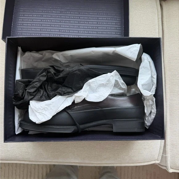 PRADA - Picture 6 of 8